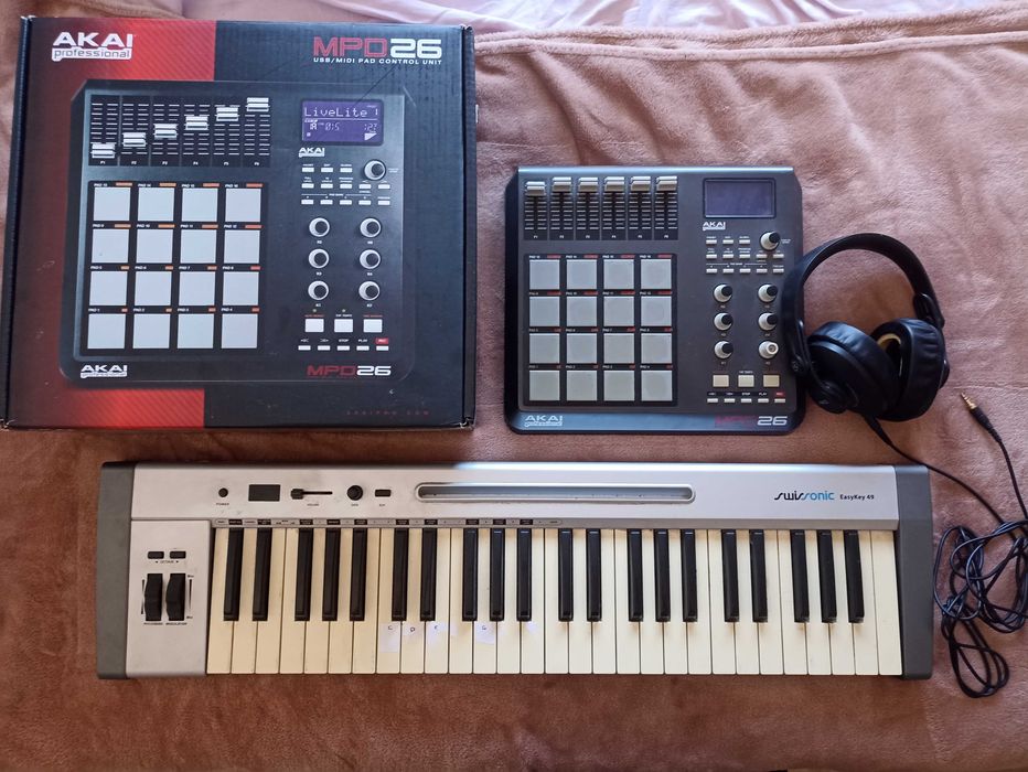 equipamento de estúdio: AKAI MPD 26 + AKG K-371 + SWISSONIC EasyKey 49