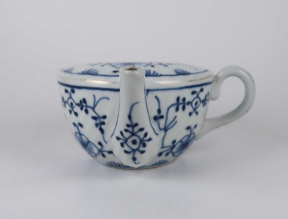 Antigo bule de acamados em porcelana (Ref. 2)