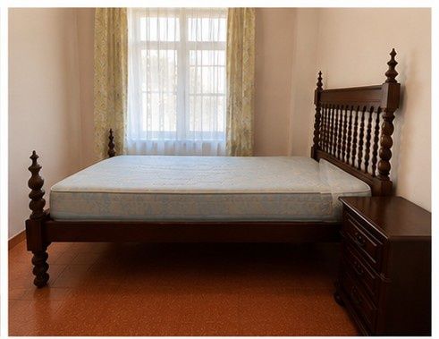 Cama casal e abajur de madeira
