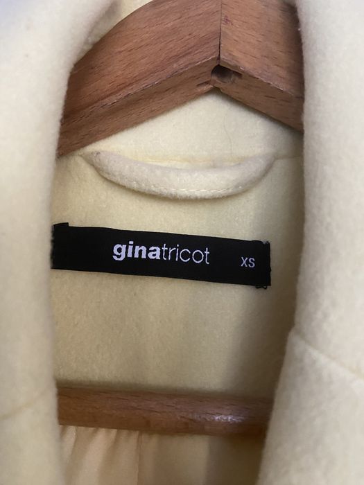 Pastelowy żółty płaszcz oversize Gina Tricot