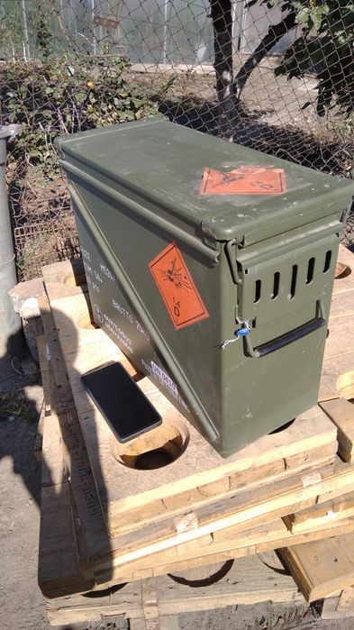 Металевий ящик герметичний.