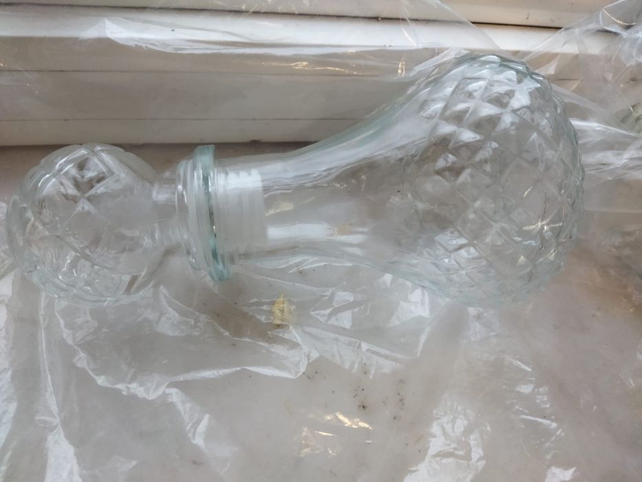 1 licoreira e 1 garrafa de whisky