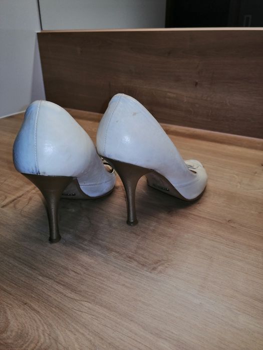 Buty Bolucci skórzane 37 kremowe