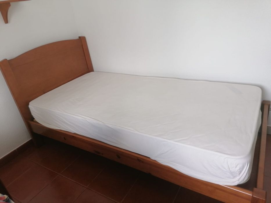 Cama e secretária