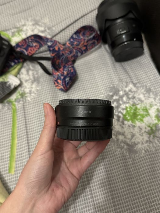 Продам камеру (фотоапарат) canon R8 повнокадровий