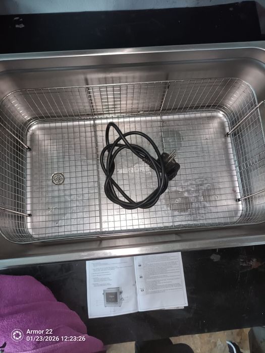 Máquina de lavar ultrassom.Foi usada para limpar um motor