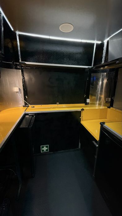Food Truck totalmente equipada | Leve (<750 kg) | Pronta a trabalhar