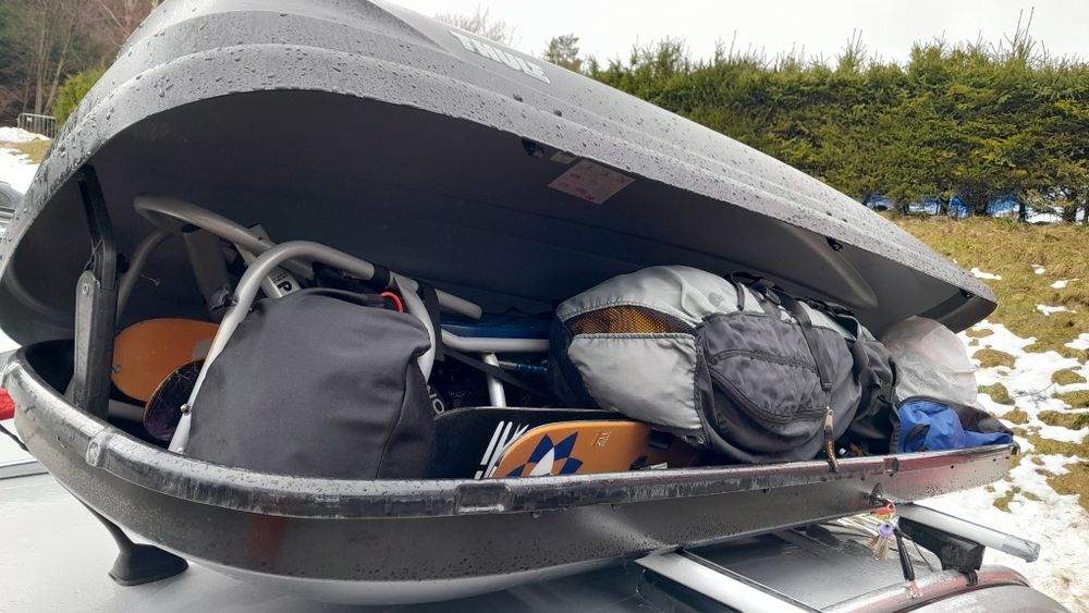 Wypożycz box dachowy Thule Pacific 700 + uchwyty i belki