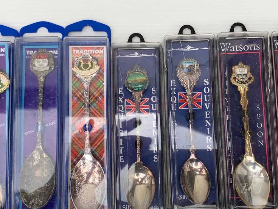 30 Colheres de coleção nas respectivas embalagens