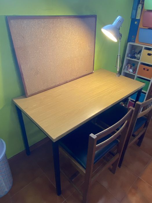 Secretária Resistente com 2 Cadeiras, Quadro de Cortiça e Candeeiro