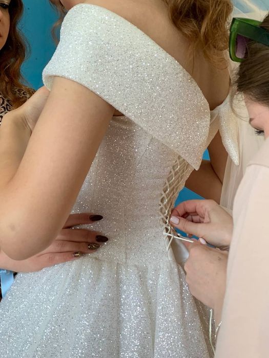 Продам весільну сукню