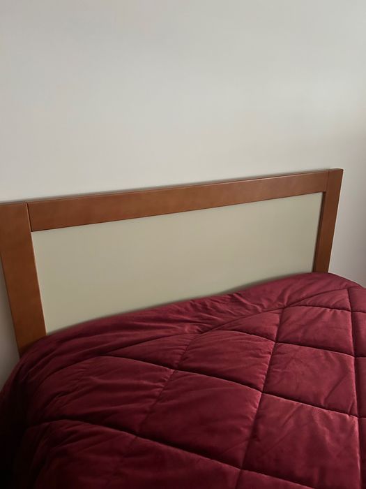 Cama corpo e meio, colchão e mesa de cabeceira