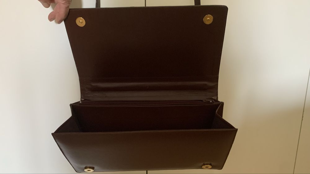 Mala tiracolo bordeaux em pele