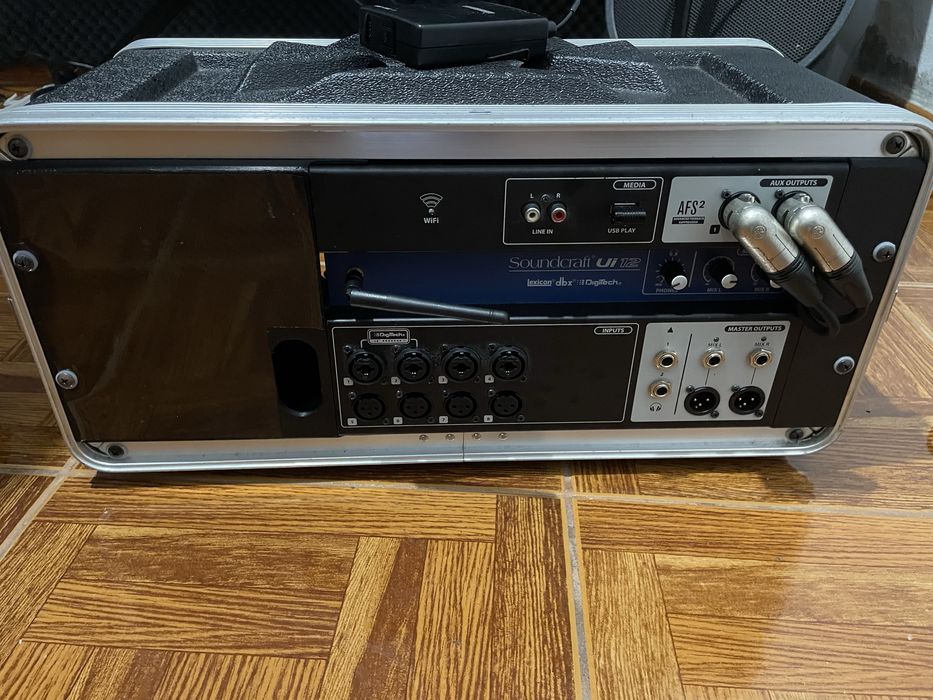 Soundcraft ui12 com rack