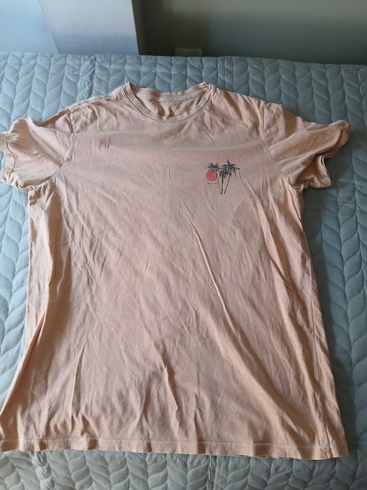 T shirt cor salmão com palmeira e pôr do sol