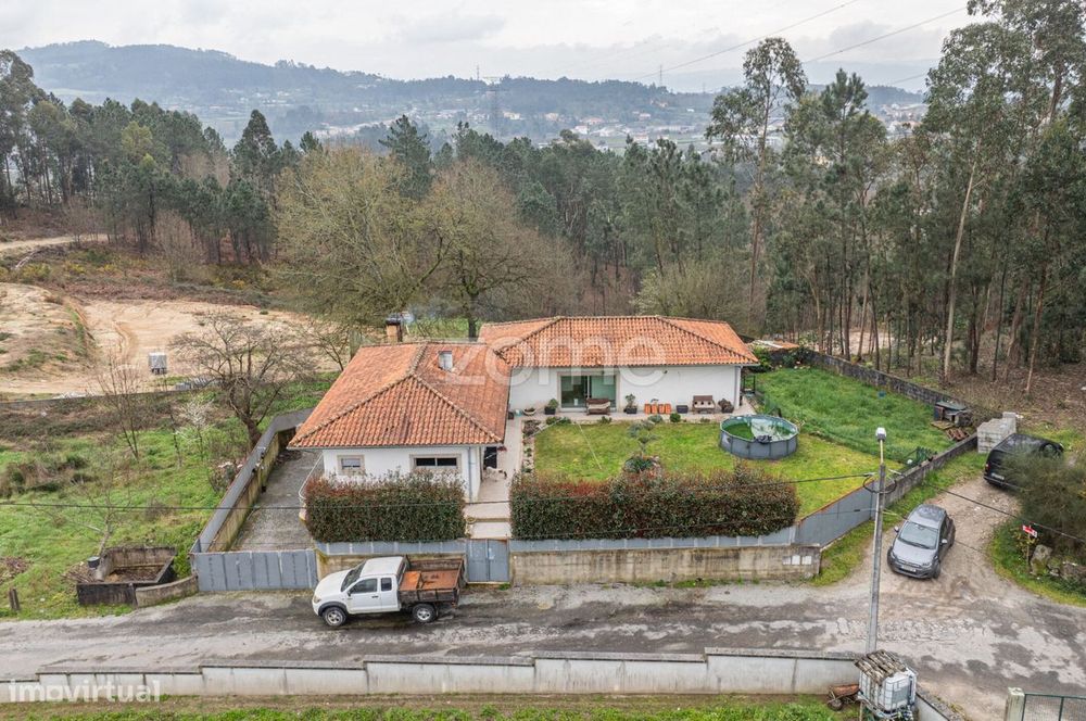 Moradia T3 semitérrea em Sabariz, Vila Verde.