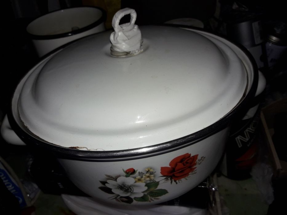 Продам эмалированую кастрюлю.