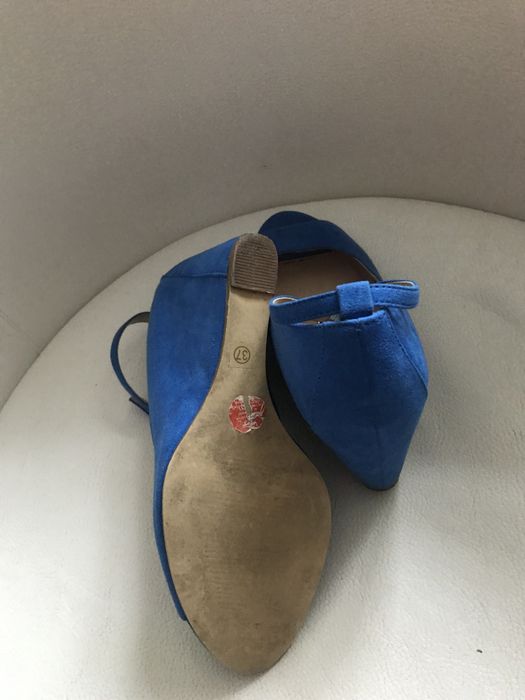 Kobaltowe buty na koturnie Mohito r. 37/23,5
