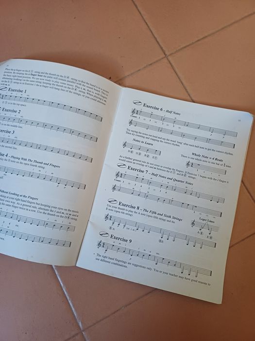 Guitarra clássica preta + Mala de proteção + Livro