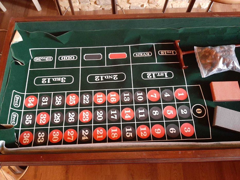 стол -казино. шахматы и другие игры большой