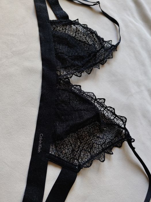 Calvin Klein biustonosz czarny z koronką M 38. Czarny stanik paseczki