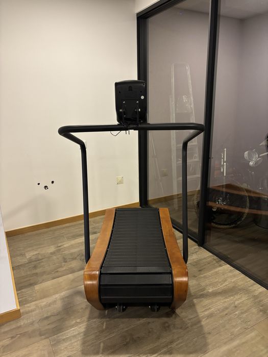 Passadeira corrida curva - acabamentos em madeira