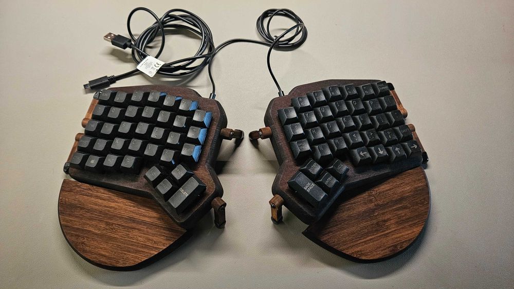 Ergonomiczna klawiatura mechaniczna ErgoDash firmy FalbaTech