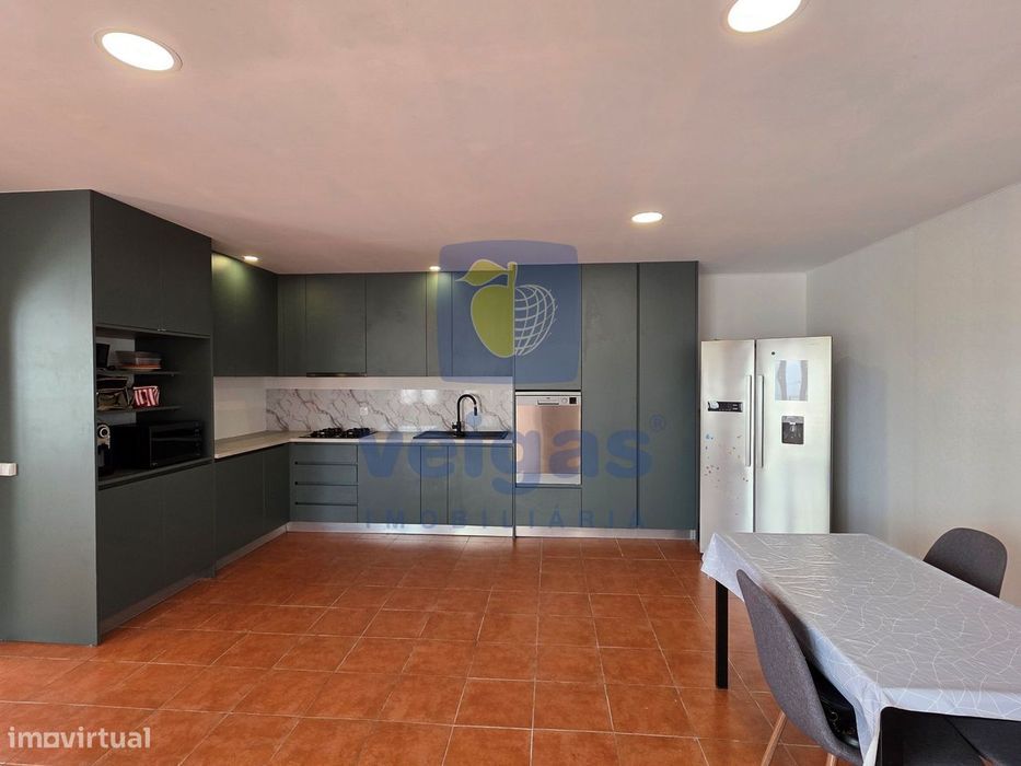 Moradia T5 com 343 m² de área bruta, sala de 40 m², mezzanine e terraç