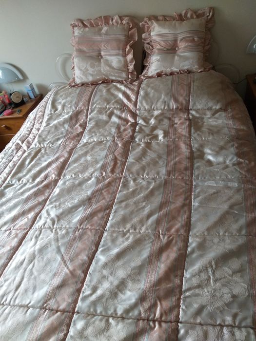 Colcha de casal com almofadas