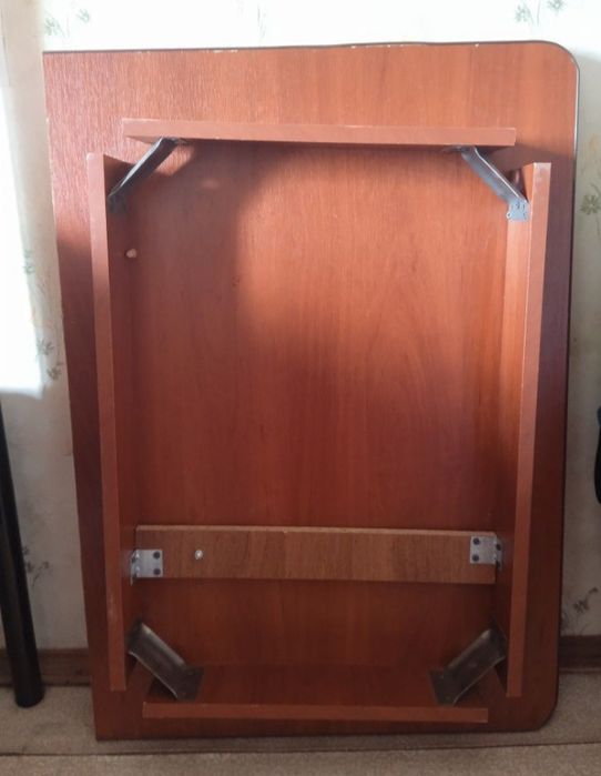 Кухонний стіл з табуретками