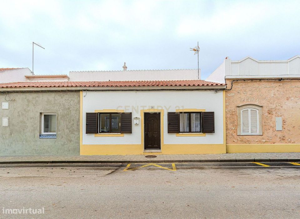 Casa Térrea T2+1 com Logradouro de 135m2, situada em Tunes