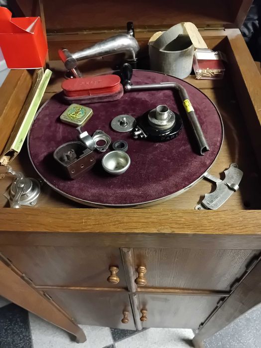 Stary gramofon szafkowy