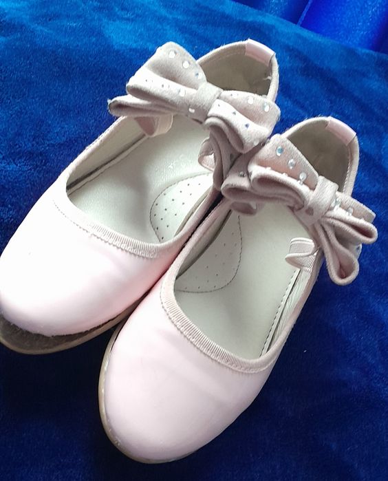 Balerinki baleriny pantofelki lakierki pudrowy róż kokardki 29