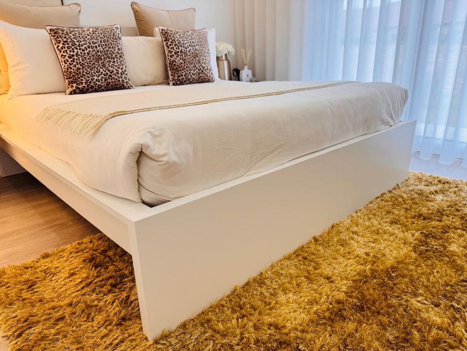 Cama 160x200 - Como nova - com estrado