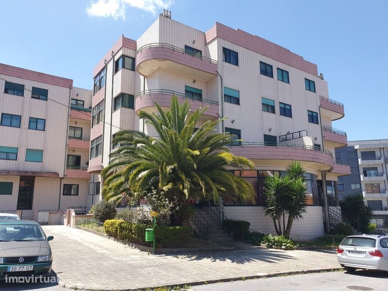 Apartamento T2 em Rio Tinto com garagem — Rio Tinto, Porto