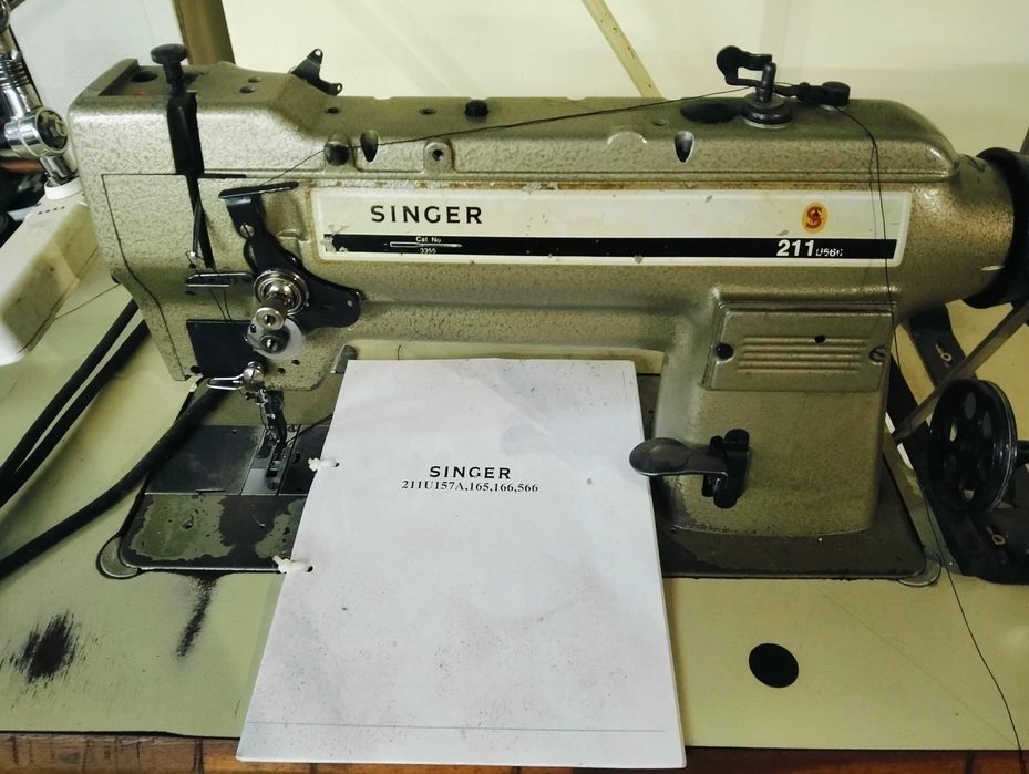 Singer 211U566 – przemysłowa maszyna do szycia ze stołem roboczym i lampą