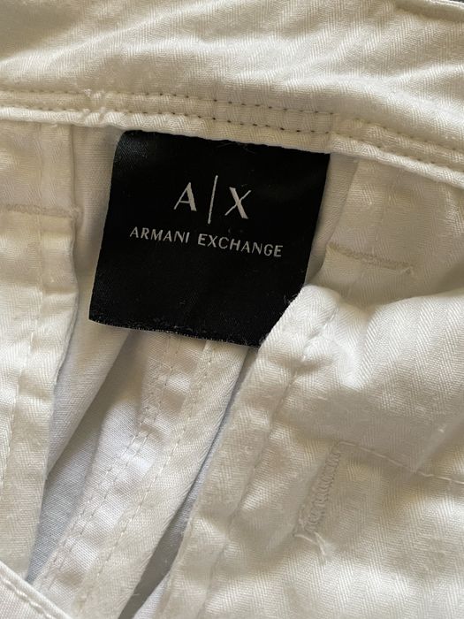 Oryginalne białe spodenki marki Armani Exchange.