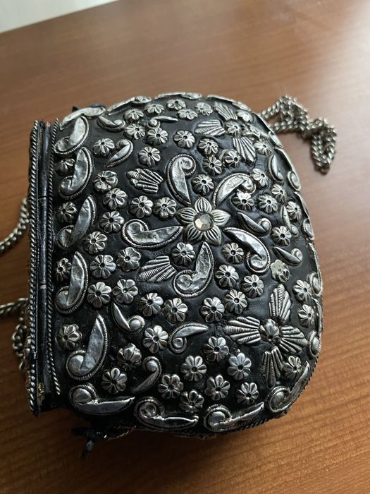 Lindíssima clutch / pochete, com aplicacoes prata