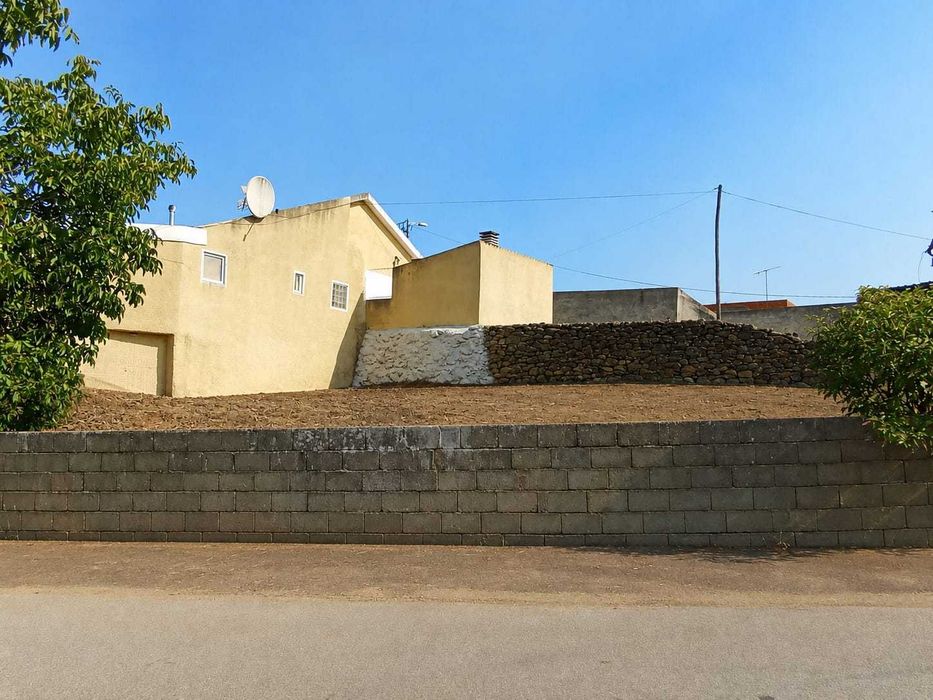 Terreno amplo com Moradia Devoluta - Torre Dona Chama