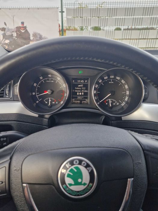 samochód skoda superb