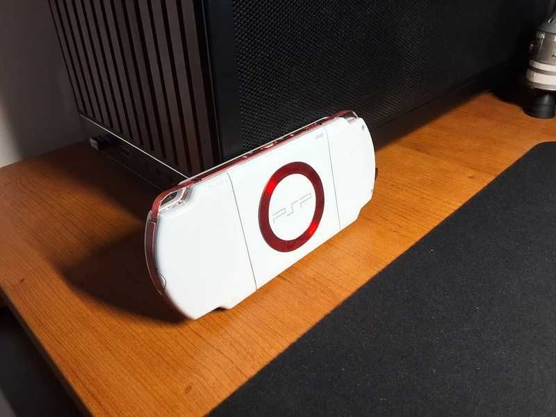 PSP Slim (2000) Branca e Vermelha