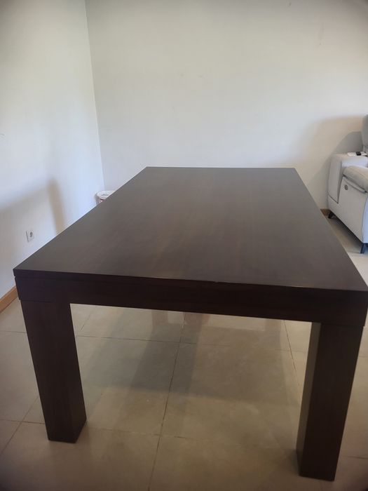 Mesa de jantar em madeira maciça