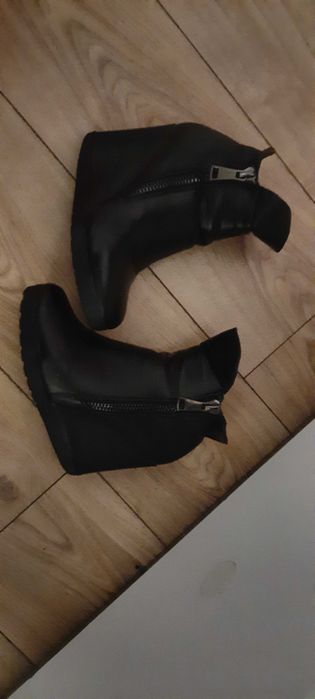 Botki na koturnie skora Reserved