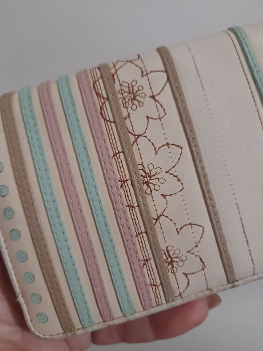 Жіночий шкіряний гаманець з вишивкою Radley