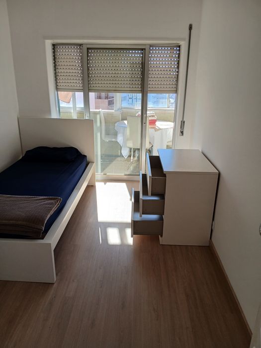 Quarto para arrendar em Almada.