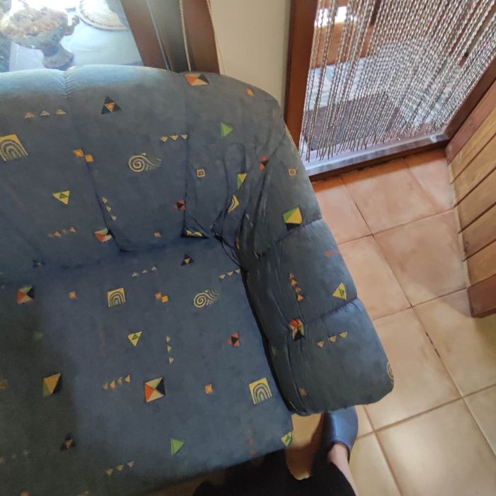 Sofá-cama de 3 lugares, em tecido azul com padrão