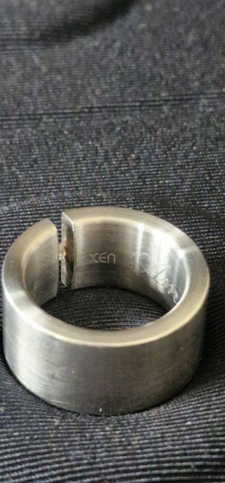 Aliança de designer com diamante