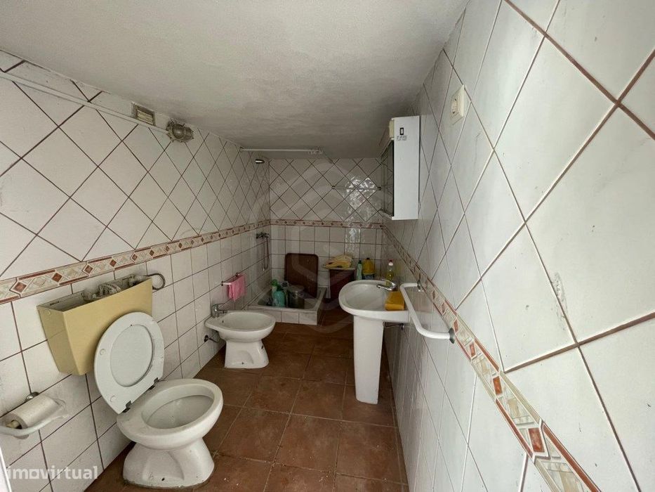Propriedade de utilização mista, destinada a habitação e comércio, ...