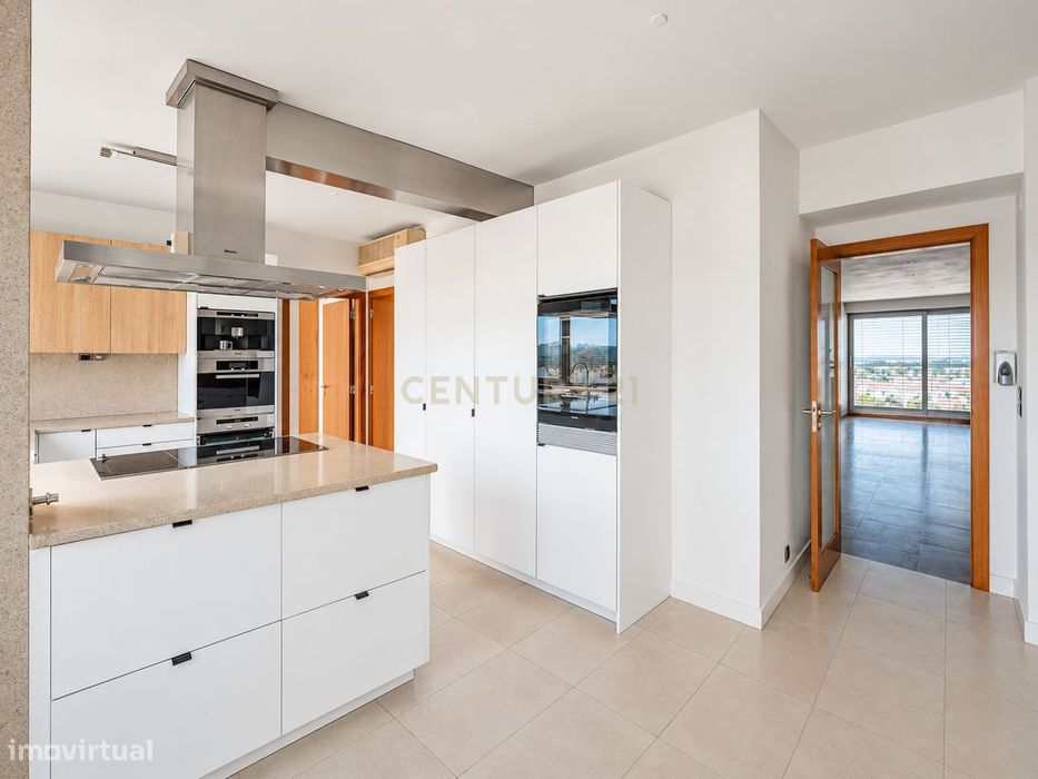T5+1 Duplex em Linda-a-Velha com 291 m² úteis, 5 estacionamentos e vis