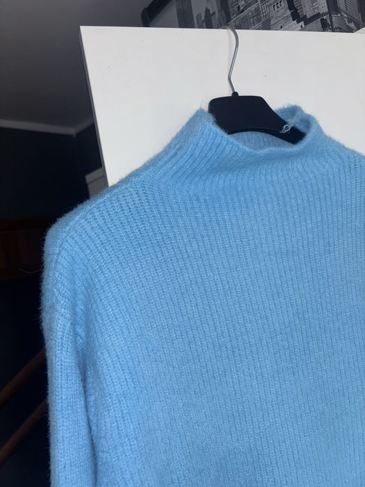 Niebieski sweter z golfem